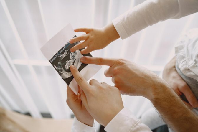 Ultrason görüntüsünü birlikte inceleyen eller