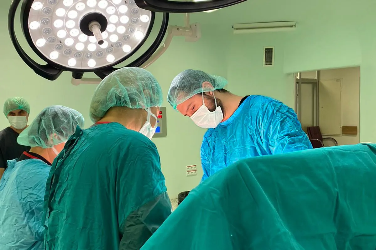Op. Dr. Hüseyin Efe Akalın in the operating room with the surgical team