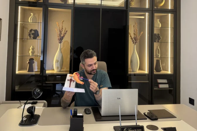 Op. Dr. Hüseyin Efe Akalın giving information with a uterus model