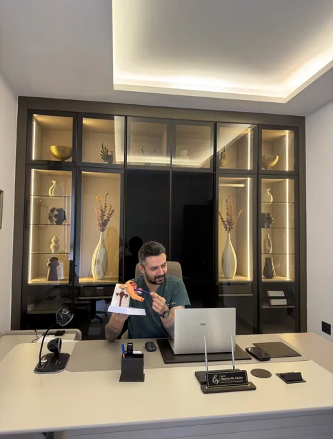 Op. Dr. Hüseyin Efe Akalın explaining gynaecological topics with a uterus model