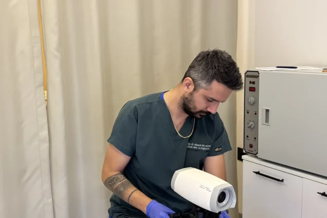 Op. Dr. Hüseyin Efe Akalın preparing the colposcope in the examination room
