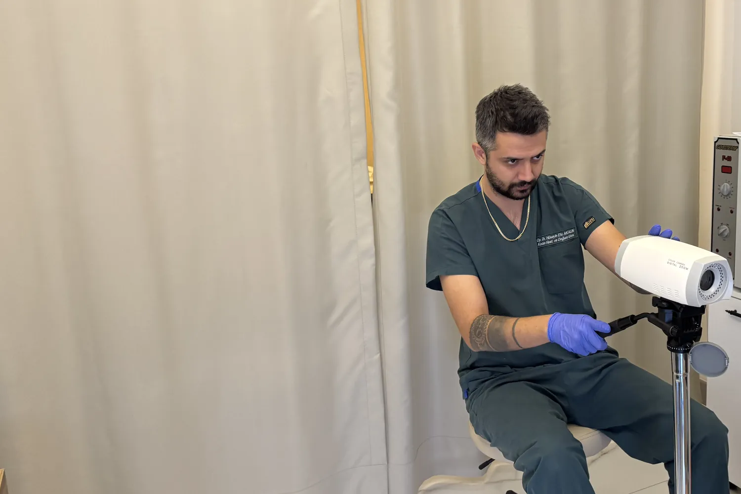 Op. Dr. Hüseyin Efe Akalın at the colposcope in the examination room